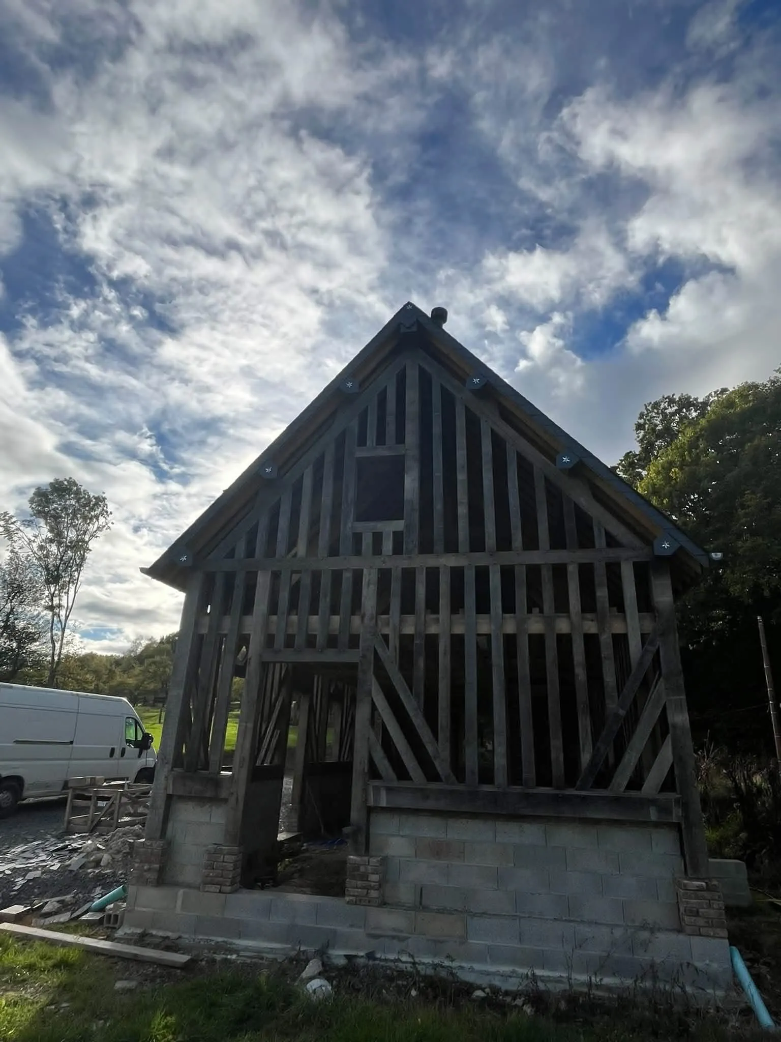 Pignon d'une charpente à colombages en chêne avec couverture en ardoises, couvreur à Argentan
