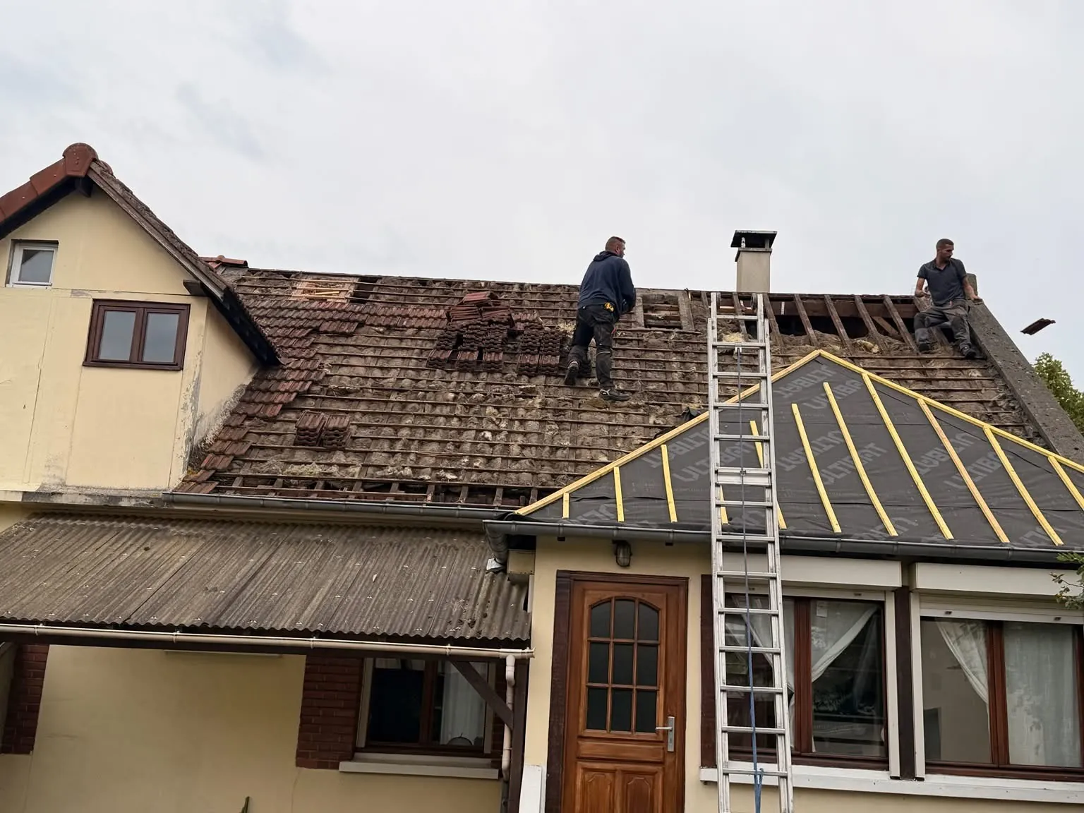 Chantier de rénovation de toiture : dépose des tuiles, écran sous-toiture et liteaux posés, couvreur à Vimoutiers