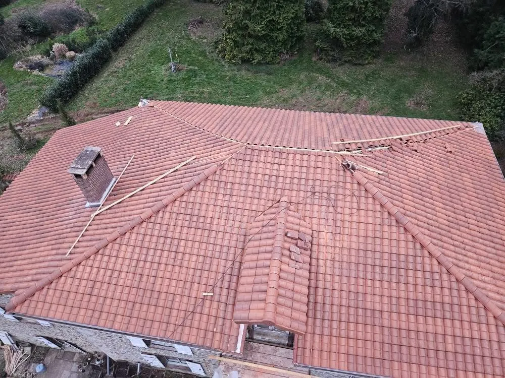 Vue aérienne d'une toiture en tuiles avec arêtiers et faîtage en cours de réparation, couvreur à Louvigny